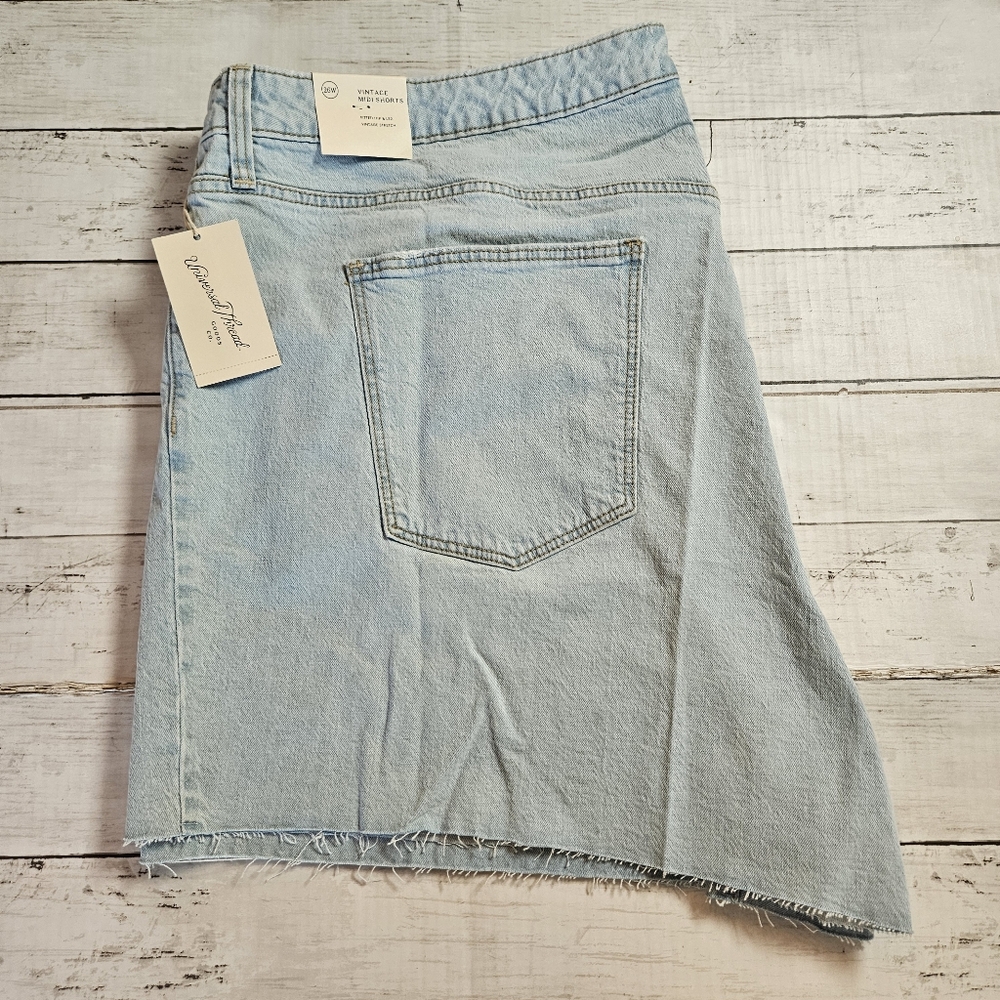 Universal Thread Vintage Midi Denim‎ Shorts Light Wash Raw Hem NWT Size 26W